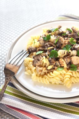 Spiral morel mantarlı makarna