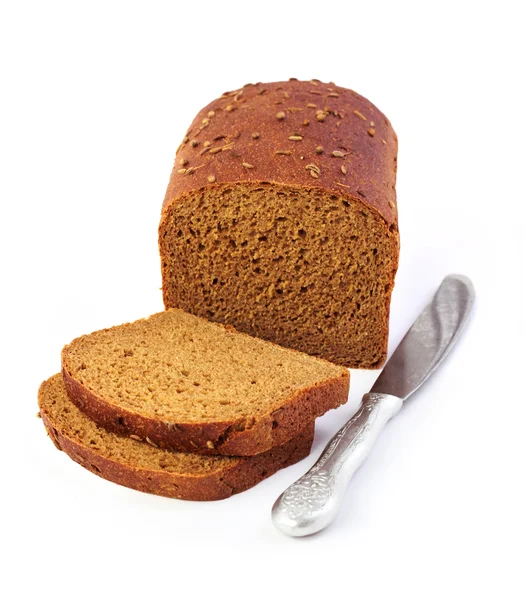 Bochenek chleba żytniego z plastrami i nóż — Zdjęcie stockowe