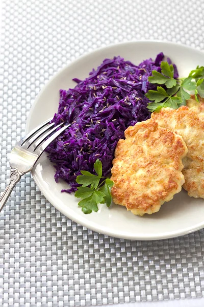 Chicken fritters and stewed red cabbage with caraway seeds — Stock Photo, Image