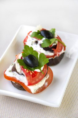 taze domates ve krem peynirli patlıcan meze 