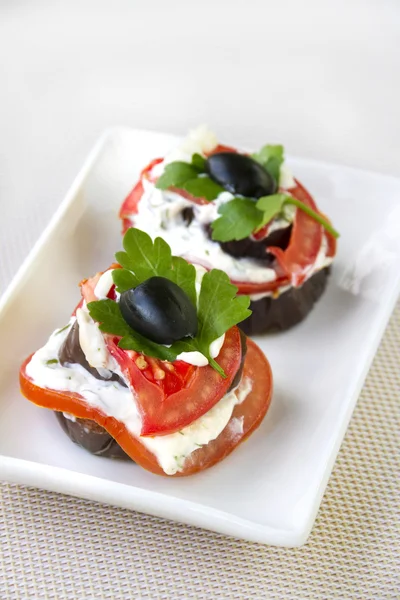 Apetyczny bakłażan z świeżych pomidorów i sera — Zdjęcie stockowe