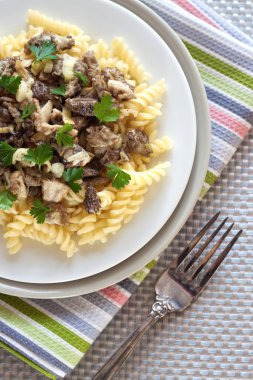 Spiral morel mantarlı makarna