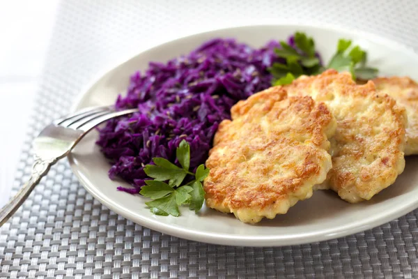 Chicken fritters and stewed red cabbage with caraway seeds — Stock Photo, Image