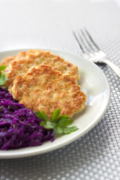 Chicken fritters and stewed red cabbage with caraway seeds — Stock Photo, Image