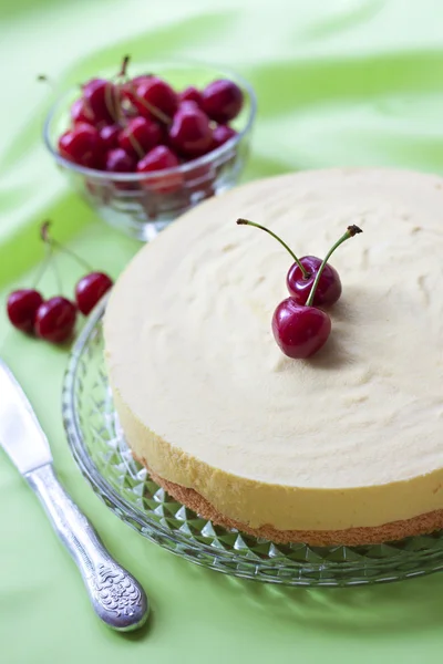 Soufflé de leche y pastel de chocolate blanco con cereza fresca — Foto de Stock
