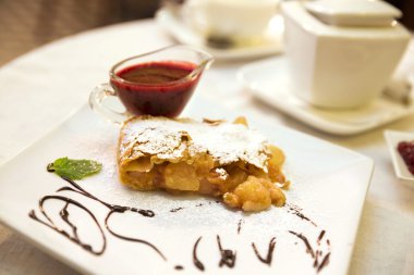 berry soslu armut ve kuru üzüm strudel