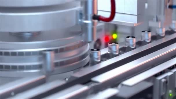 Anlage zur Produktion von Batterien. Linienförderer stempeln Akkupacks. 3D-Rendering. — Stockvideo