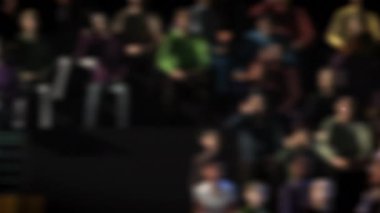 Bir futbol topu seyircilerin talebi karşısında uçar. Yakın plan. 3B görüntüleme.