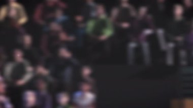 Dönen bir futbol topu tribünlerin üzerinden uçuyor. Yakın plan. 3B görüntüleme.