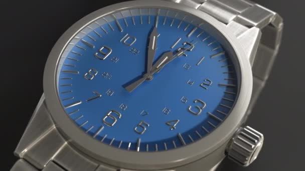 Ruční detailní záběr, pohyb druhé ruky hodin, ukazuje čas. 4k 3D animace — Stock video