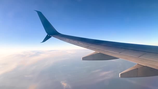 Vista aérea desde el avión volando sobre las nubes. Vista desde el ojo de buey del avión. Avión ala vista. — Vídeos de Stock