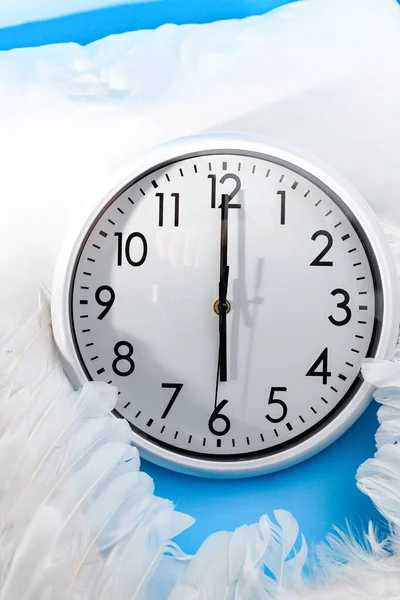 Clock Striking Analogue Clock Pillow White Wings Awakening Time Management — Stockfoto