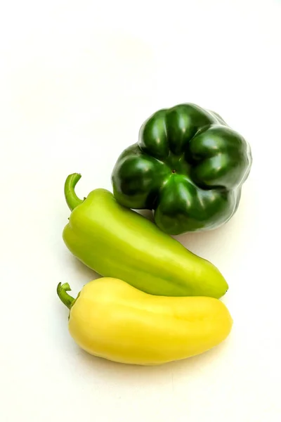 Dark Green Yellow Gradient Sweet Peppers White Background Vegetarian Lifestyle — ストック写真