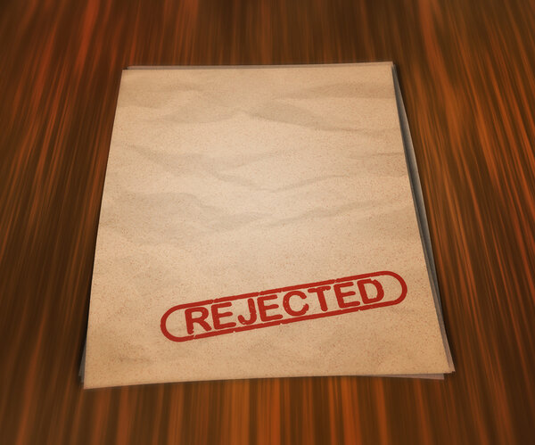 Отвергнутый документ на столе
