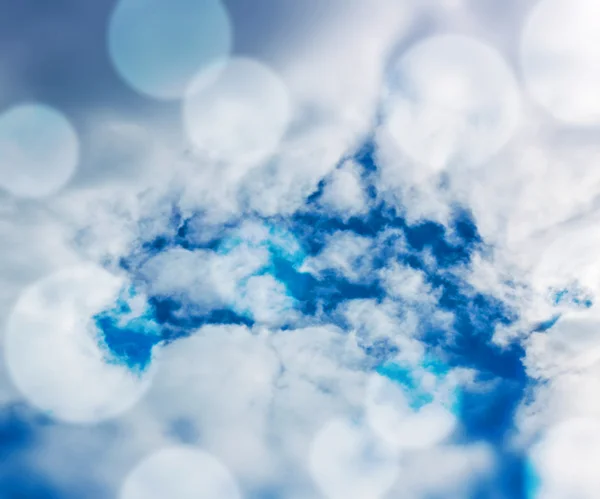 Хмара синьому фоні — стокове фото
