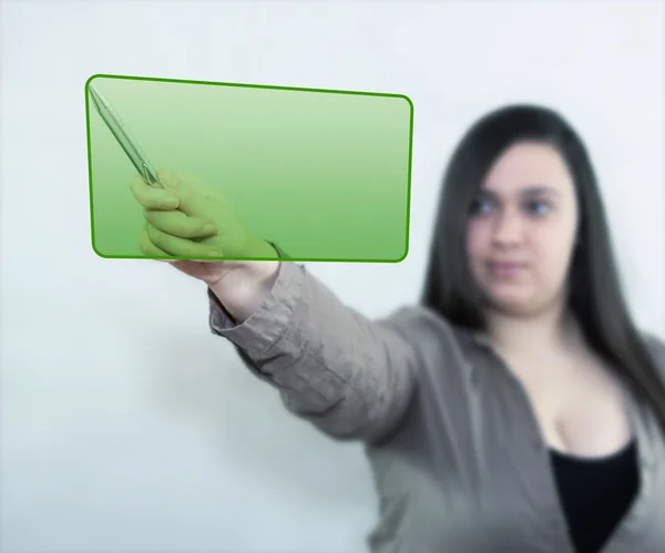 Iş kadını yeşil kutu gösterir — Stok fotoğraf