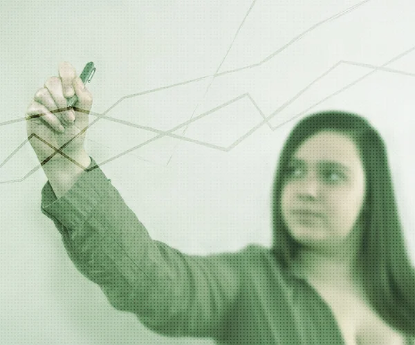 Affärskvinna drar grön diagram — Stockfoto