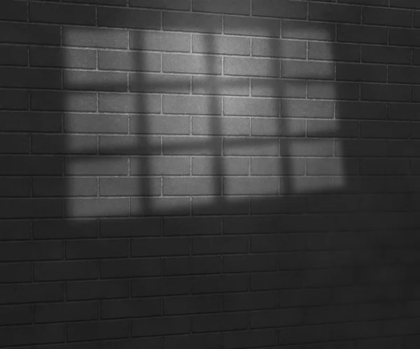 Grijze venster licht op bakstenen muur studio achtergrond — Stockfoto