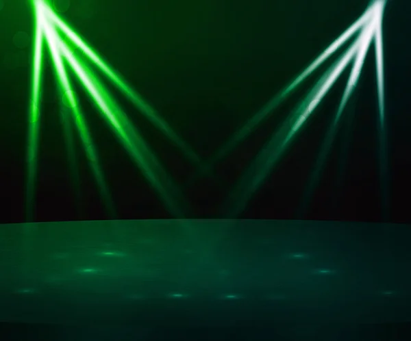 녹색의 무대에서 스포트 라이트를 배경으로 — 스톡 사진
