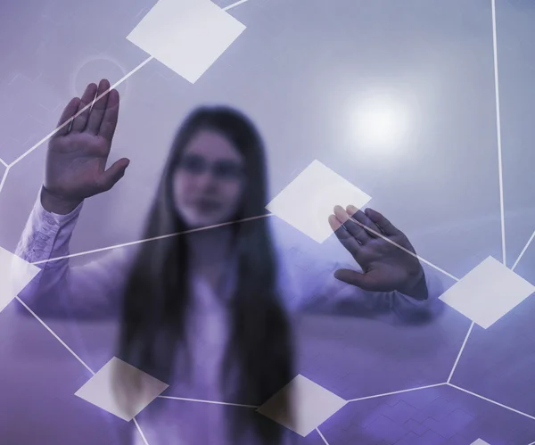 Девушка с помощью сенсорного экрана фиолетовый фон — стоковое фото