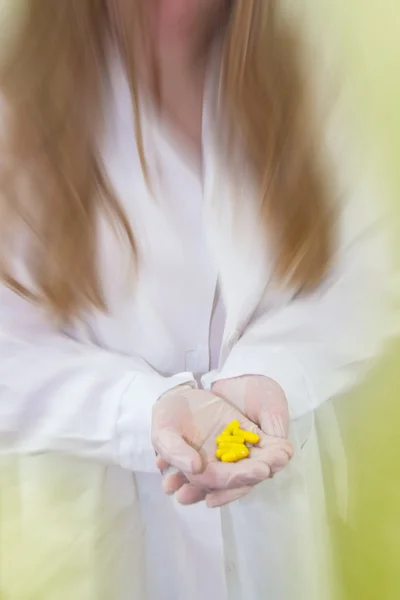 Médico sosteniendo pastillas — Foto de Stock