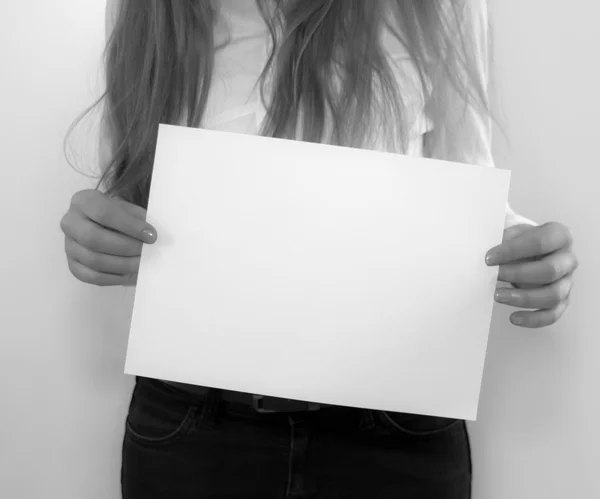 Przytrzymanie puste papieru — Zdjęcie stockowe