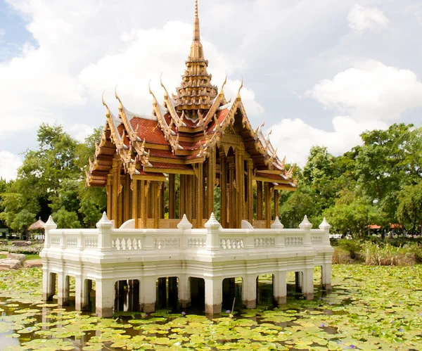 Thaise Voortbouwend op de vijver — Stockfoto