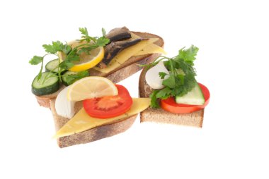 konserve balık ve peynir ile üç bit çavdar ekmek
