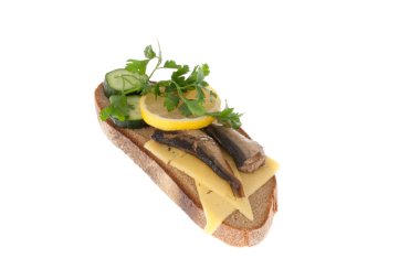 Çavdar ekmek konserve balık, peynir, sebze ve maydanoz ile