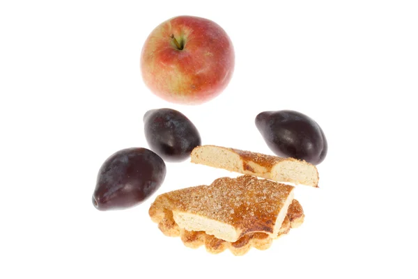 Вкусные торты и фрукты на белом фоне — стоковое фото