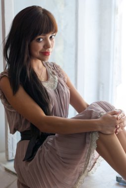 pencere, doğal ışık yakın oturan muhteşem genç esmer