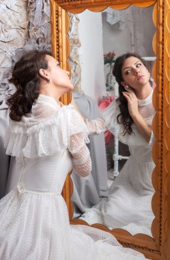 Aynaya, vintage tarzı arıyorum genç güzel kadın