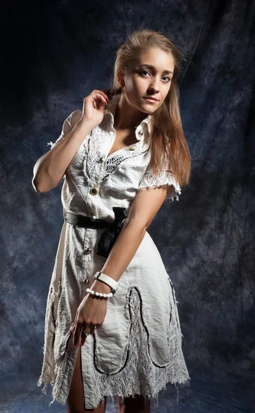 Portrait of a beautiful young woman looking at the camera — Stock Photo, Image