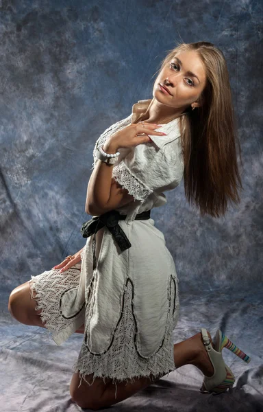 Portrait of attractive teenage girl looking at the camera — Stock Photo, Image