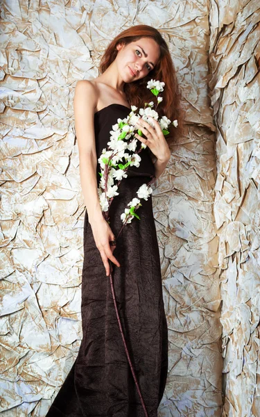 Великолепная молодая винтажная девушка с цветами и смотрящая в камеру — стоковое фото