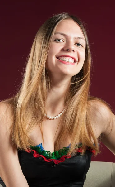 Portrait d'une belle jeune femme regardant la caméra et souriant — Photo