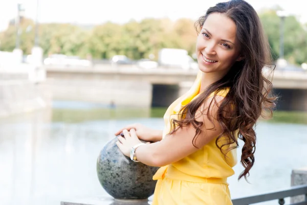 Mooie jonge vrouw in de buurt van een rivier — Stockfoto