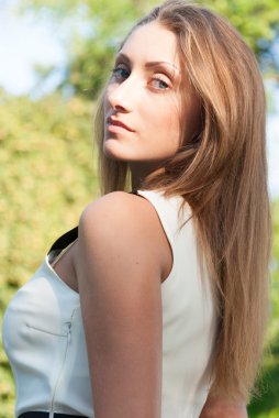 şehirde çekici genç kadın