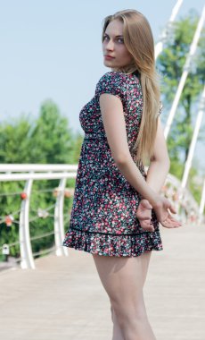 şehirde çekici genç kadın