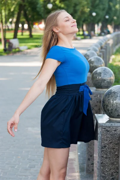 Retrato de una hermosa joven al aire libre — Foto de Stock