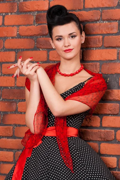 Meisje in vintage kleding in de buurt van bakstenen muur — Stockfoto