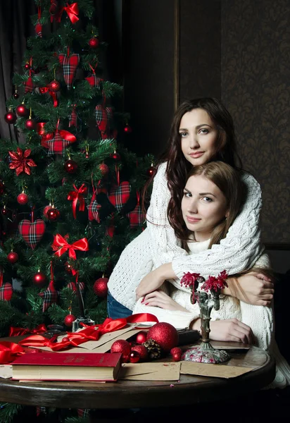 Meninas bonitas em blusas de lã perto — Fotografia de Stock