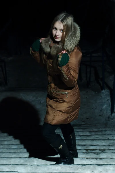 Chica bonita en invierno en las escaleras — Foto de Stock