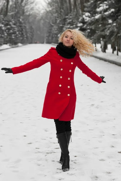 Ładna dziewczyna tańczy w śniegu — Zdjęcie stockowe