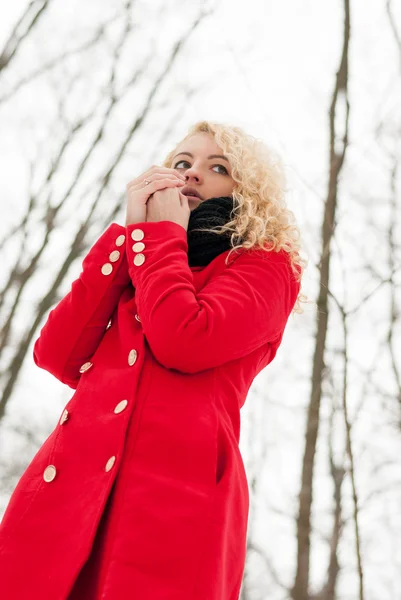 Frozen pretty girl warms up breathing — Stock Photo, Image