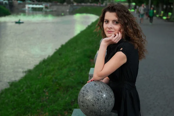 Menina elegante no parque da noite perto do rio — Fotografia de Stock