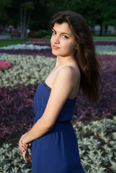 Красивая восточная девушка в синем платье улыбается — стоковое фото