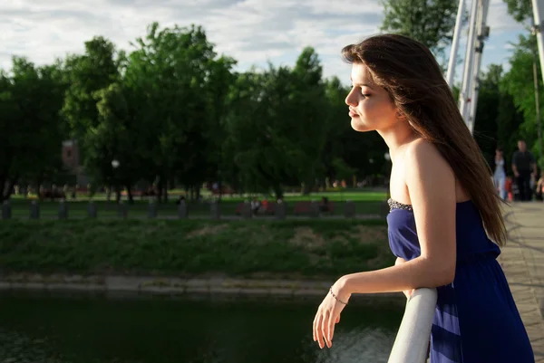 Chica tranquila en rayos de sol de la noche — Foto de Stock