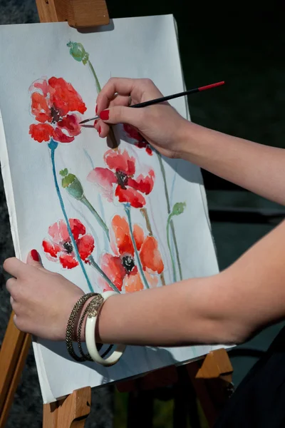 The artist draws a picture on canvas — Stock Photo, Image
