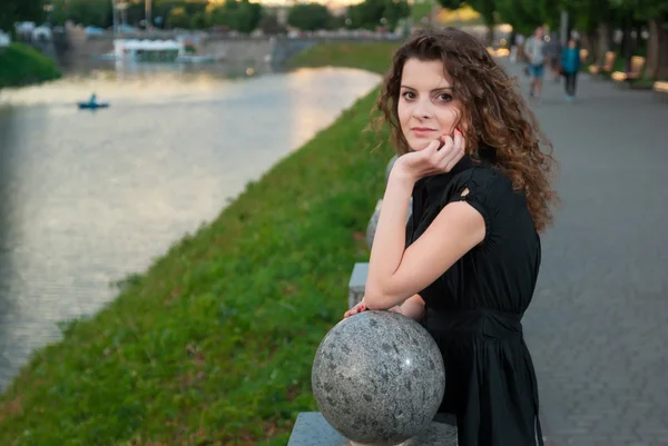 Elegante ragazza nel parco serale vicino al fiume — Foto Stock